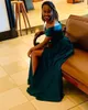 Smaragdgrüne afrikanische Brautjungfernkleider lang 2021 Sexy schulterfreies schwarzes Mädchen Hochzeitsgastkleid Chic Split Vestido de Festa Abendkleider