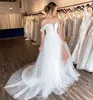 Off Shoulder A Line Lace Bröllopsklänningar Split Appliqued Sweep Train Tulle Lace-Up Back Plus Size Bridal Gowns
