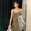 エレガントな緑のヒョウダイの女性の夏のVネックスリムスパゲッティストラップミッドカーフドレス女性ファッション5E439 210427