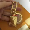 Hochwertiger goldfarbener Schlüsselanhänger mit Buchstaben, senden Sie ihn wie abgebildet in einer Geschenkbox. Personalisierter Schlüsselanhänger, schlichter, modischer Charm-Schlüsselanhänger für das beste Geschenk