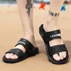 Coolvfatbo Mężczyźni Kapcie Płaskie Letnie Mężczyźni Buty Oddychające Kapcie Plażowe Wedge Black White Flip Flops Męskie Marka Slides Kapcie Y0427