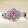Temperament Sweet Women Finger-Rings med rosa kubiska zirkoniume glänsande bröllopsdag ring Löfte smycken