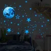 435 PCS / Set Luminoso Luna Estrellas Puntos Etiqueta de la pared Habitación para niños Dormitorio Sala de estar Decoración del hogar Calcomanías Resplandor en las pegatinas oscuras 211112