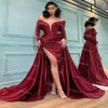 Dubai Arabska Syrenka Suknia Wieczorowa Overkirt Ogon Off Off The Ramię Z Długim Rękawem Burgundii Prom Dresses z Slit Plus Size Formalna spódnica Robe de Soirée Mariage