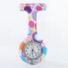 Mode Alloy Pocket Klockor Silikon Sjuksköterska Titta Multicolor Pattern Round Dial Unisex Casual Nurses Brosch Fob Clock