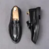 Klänningskor 2021 Mäns Spetsiga Metall Badge Black Slip On Flat Formal Oxfords Wedding Evening Pageant Sapato Social Masculino