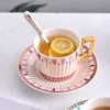 Европейские творческие керамические козные посуды устанавливают современную простую чашку и тарелку установить модный британский чашкой послеобеденный чай с золотой ручкой