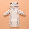 Velho sapateiro 51m980 graffiti personalizado grosso quente para baixo casaco bebê crianças roupas bodysuit outwear gola de pele real pato branco83229172577612