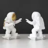 Astronauta Figuras Modern Home Decor Spaceman Lua Figuras Decorativas Desktop Ornamentos Resina Prata Cosmonauta Estátuas Homem Presente 210727