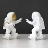 Figurki astronauta nowoczesny wystrój domu spaceman księżyc postacie dekoracyjne ozdoby pulpitu żywicy srebrny kosmonauta posągi mężczyzna prezent 210727