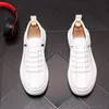 Designer de luxo Blue Leather Men Men Sapatos de casamento British Fashion Round Sneakers Spring Autumn Lace White Up Sogots Casual Board Y163