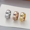 Luxurys Desingers Bague de mariage Design simple Biseau Lettre Hommes et femmes Couples Anneaux Tendance de la mode simple Âne Marque Couple Ornement bon sympa