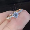 الكلاسيكية 1.8CT أبيض مطلي بحلقات ماس ​​CZ كبيرة تشيك تشيكتيورينية البساطة تصميم 4 خاتم زفاف الزفاف الشقوق للنساء