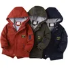赤ちゃん男の子のコート子供の子供秋冬のジャケット暖かいアウターウインドブレーカー子供のジャケットは子供のためのフード付きコートH0909