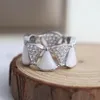 Europa Amerika Ontwerper Mode Stijl Ringen Dame Vrouwen Messing 18K Goud Gegraveerd B Initialen Instellingen Diamant Wit Parelmoer Bloem Ring 3 Kleur