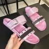 Damen Herren Sommer-Hausschuhe BOM DIA FLAT MULE 1A3R5M Coole, mühelos stilvolle Slides 2 Riemen mit angepassten goldenen Schnallen