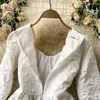 女性の白いドレスフランス風の長袖スクエアカラービーズフロントスリムウエストAラインミディフローラルパーティーローブ210603