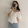 Sexy chique Koreaanse zomer off shoulder skew kraag blouse vrouwen gegolfd onregelmatige bijgesneden shirt tops blusas mujer verse zoete 210610