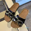Spring tofflor kvinnor mode metall kedja dekorerade platta sandaler casual skor utomhus glider stor storlek 35-40 2021