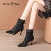 Sophitina 여성 신발 겨울 보그 고품질 발목 부츠 Pleated 장식 지적 발가락 얇은 뒤꿈치 지퍼 여성 신발 SO669 210513