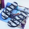 Chinelos de bolinhas Flip listrado das mulheres 2022 Verão Ladies Beach Flat Slides Feminino Lazer Sapatos de Viagem Zapatos de Mujer Y220221