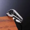 Huitan Special-Interest Black Stone Women Wedding Ring Bländande Kristall Zircon Delikat Presentkvalitet Kvinnlig Klassisk Smycken