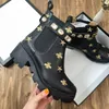 Nuovo designer Laureato Stivali da donna Fenicotteri Love Arrow Medaglia Martin Boot Inverno Vera pelle Grossa Scarpe con tacco alto Deserto grosso di lusso