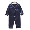 1-4Y Enfants Bébé Garçons Filles Pyjamas Ensemble Automne Printemps Solide Tissu De Soie À Manches Longues Vêtements De Nuit Enfants Pyjamas Vêtements De Nuit Survêtement 210908