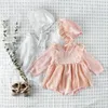 2021 New Spring Baby Girl Bodysuit Vit Rosa Broderi Flower Ruffles Jumpsuit med Cap Nyfödda Söt Stil Barnkläder 1582 B3