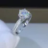 女性のための1ctカラットラウンドモアッサナイトの結婚指輪S925スターリングシルバープラチナメッキ婚約指輪Vvs1透明度D色