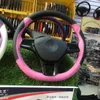 różowa skórzana pokrywa kierownicy