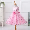 2021夏のピンクの赤ちゃんガードレス子供のドレス子供の子供たちの衣装の花白いパーティーの結婚式の王女のドレス2-10年Q0716