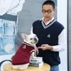 Roupas de cão outono e inverno novo roupas para animais de estimação tricotada colete v-pescoço faculdade veste de vento peluche pomeranian dhl livre