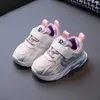 2021 Kid Sneakers Boys Girls Wolf Grå Rosa Sport Varumärke Kids Tennis Barn Multi Sport Top Kvalitet för Little Baby 1 År Partihandel Slitage 22 23 24 Europa