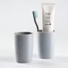 Porte-brosse à dents inversé à adsorption magnétique avec tasse de montage mural maquillage dentifrice accessoires de rangement de salle de bain ensemble 210423