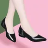 Платье обувь Женщины сладкий черный свет весом офис PU кожаный скольжение на квадратных каблуках насосы леди классное высокое качество E6693