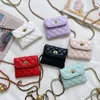 子供デザイナーハンドバッグ秋/冬の子供ミニダイヤモンドエンベロープバッグバッグ財布甘い刺繍入りクロスボディバッグゴールドボールチェーン財布F574