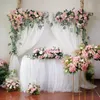 Decoratieve bloemen kransen bruiloft roze bloemen boog venster driehoek bloem rij muur el fase pre-functie gebied achtergrond decoratie stroom