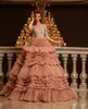 Damm rosa boll klänning quinceanera klänningar illusion spets topp prom klänningar tiered ruffles söt 15 maskerad klänning