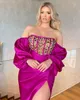 Fuchsia Plus Size Arabisch Aso Ebi Sexy Meerjungfrau-Abschlussballkleider Kristalle High Split Lange Ärmel Satin Abend formelle Party Zweite Empfangskleider Individuelles Kleid