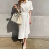 シンプルなカジュアルな緩い襟の女性のシャツのドレスの春夏のシングルブレストレースアップ半袖女性ローブフェムミ9948 210510