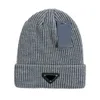 Volwassenen Dikke warme top wintermuts voor vrouwen zachte stretch kabel gebreide pom poms beanies hoeden dames schedels banies meisje ski cap b2328