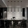 Hanglampen zwart / wit trap kroonluchter moderne duplex zolder hoge stijging lege woonkamer eetkamer slaapkamer lange led lijn lamp