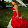 白いレースの素朴な田園地帯ストラップレスプラスサイズのブライダルガウンコルセットヴィンテージの赤いゴシックマーメイドのウェディングドレス