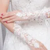 Parmaksız Dantel Düğün Eldiven Kısa Aplike 3D Çiçekler Gelin Eldiven Bilek Uzunluğu Chi Gelinler Kadın Aksesuarları Beyaz Bir Boyut Tüm CL0084 Fit