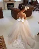 Ny båge spetsboll klänning blomma flicka klänningar för bröllop söt långärmad mjuk tulle tjejer prinsessan communion klänningar FS9780