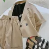 Летние детские комплекты одежды мальчик девушка двойной пряжкой костюм две части модные наряды детей E22114 210610