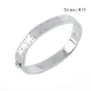 Europa America Fashion Style Uomo Donna Donna Acciaio al titanio Inciso V Iniziali Fiore Rivetto singolo Nanogram Strass Bracciale rigido M64861