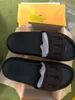 2021 Классические сандалии модные тапочки слайд буква вершины флипсайт полосатые пляжные повседневные туфли с упаковкой коробки