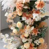 Dekorativa blommor kransar champagne pulver vintage br￶llop tema blommor arrangemang b￥ge blommor display hemparty layout bakgrund